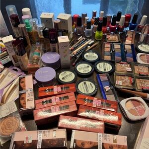 Assorted Women Makeup Set - 12  pieces high end makeup bundle.